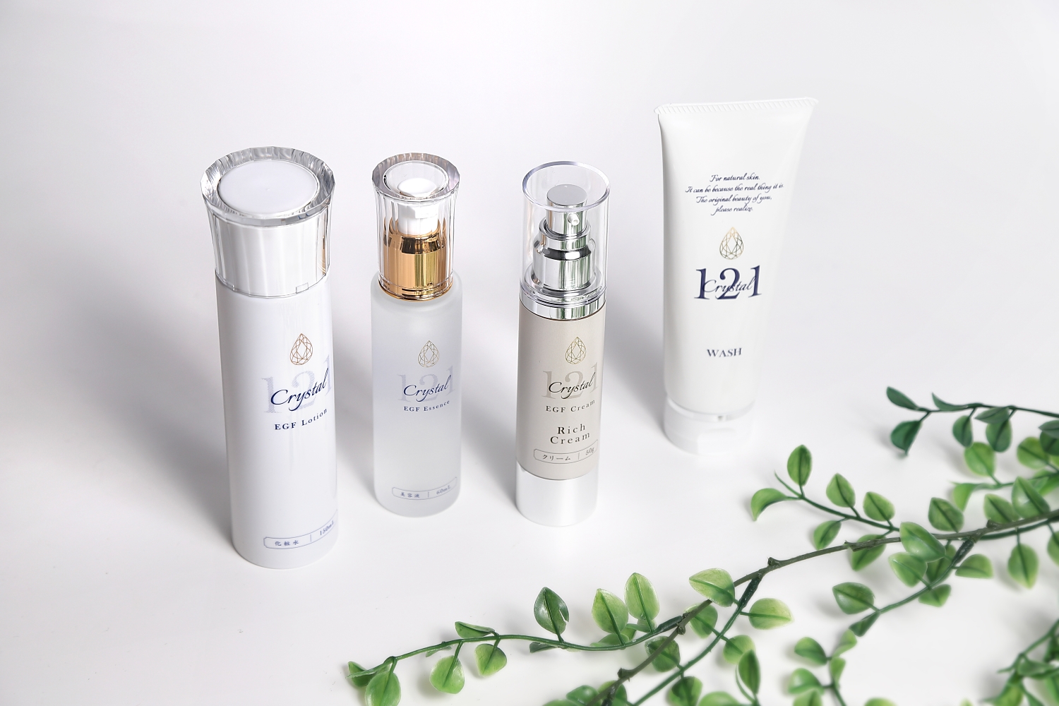 Crystal 121 スキンケアラインと緑の植物